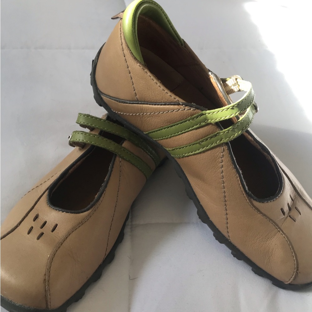 NWOT Caterpillar Inc. Mary Janes. Size 6. - Picture 15 of 16